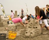 Hot Zone verzorgd op het strand van Wijk aan Zee; bedrijfsuitjes, evenementen, activiteiten, feesten,  vrijgezellenfeesten van zandbeeldhouwen tot blokarten.
